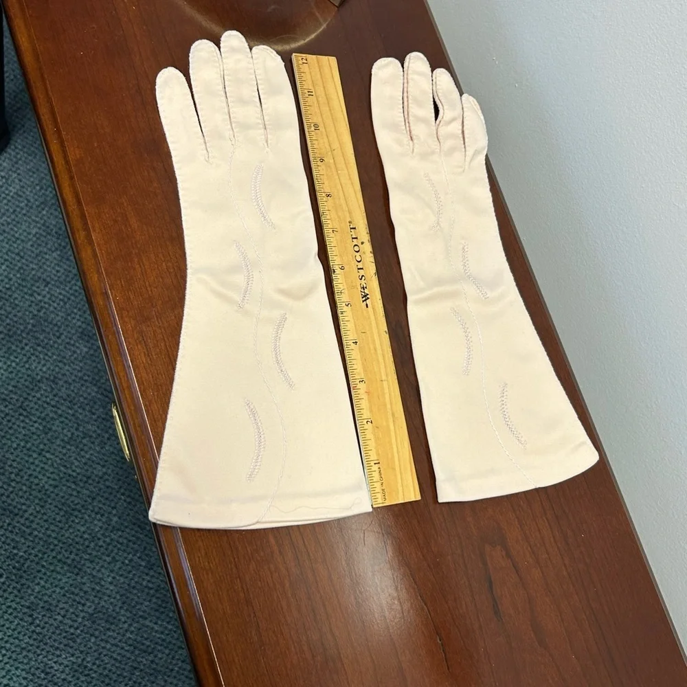 Vintage Cream Gloves with Embroidered Design